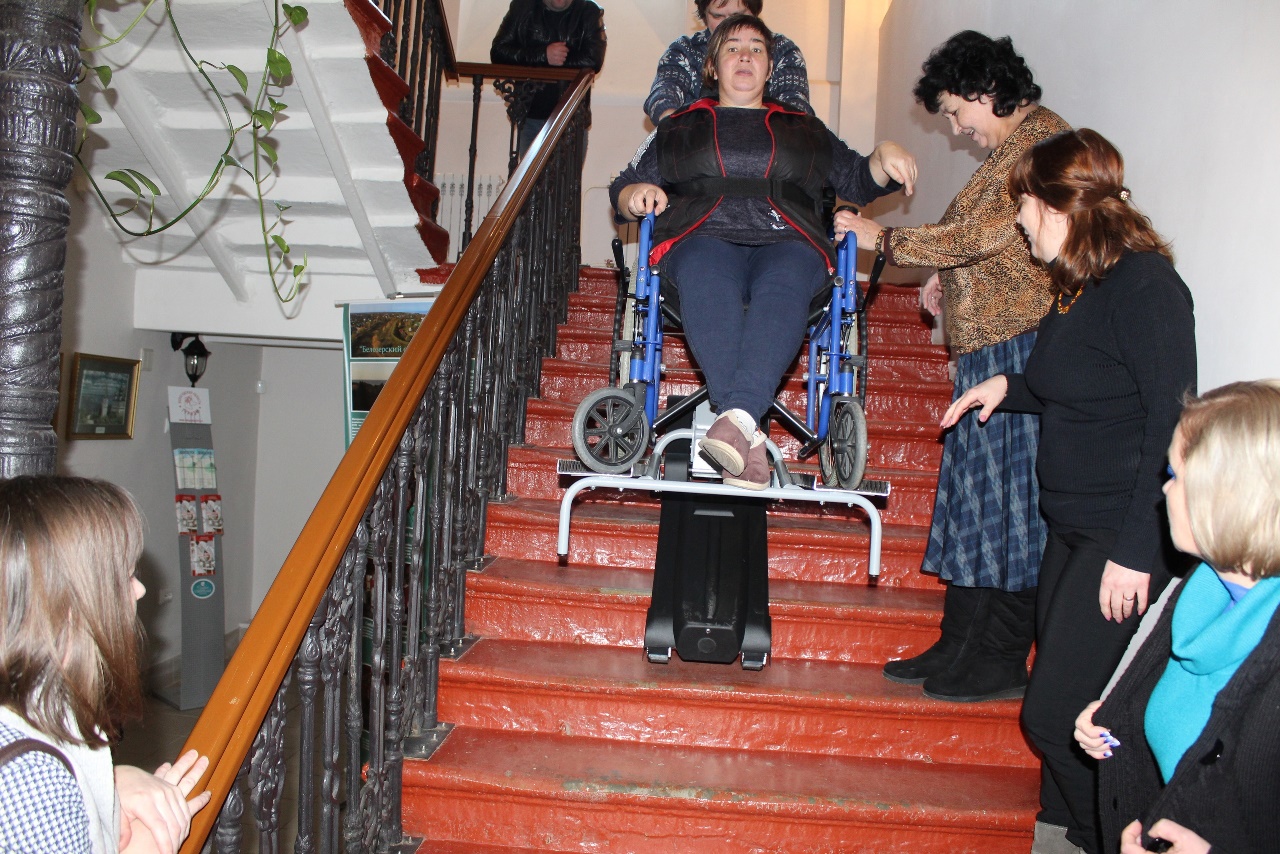 Инструктаж для музейных работников по использованию гусеничного подъемника для инвалидных кресел-колясок.