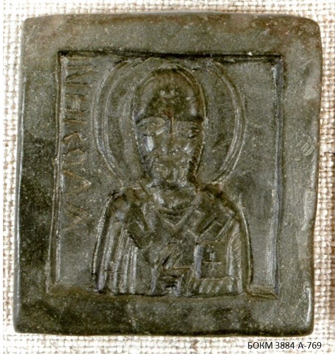 Икона «Святой Николай». XII-XIII вв. Камень, резание. 3,1 х 3 х 0,4 см. БОКМ-3884 А-769. 