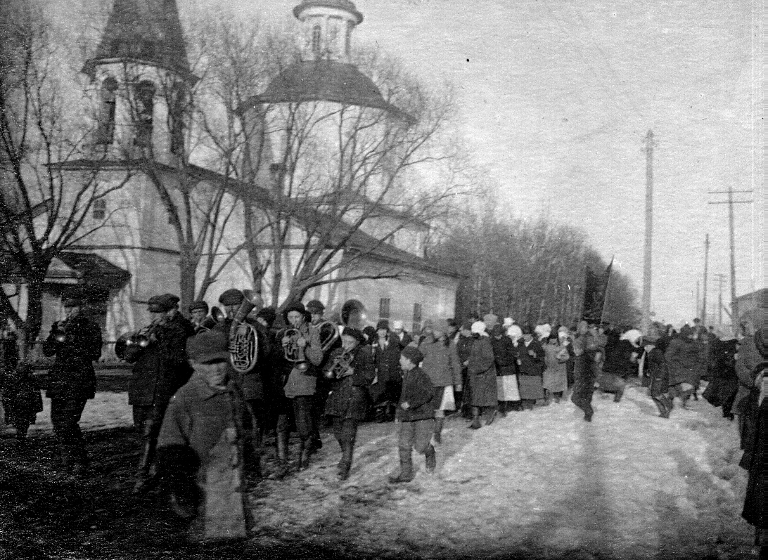 Праздничное шествие у церкви Иоанна Богослова