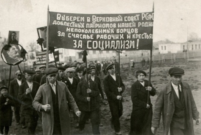 Преподаватели и учащиеся колхозной школы на митинге в Городском саду