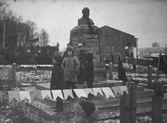 Городская площадь после демонстрации. Фотография 1929 г.
