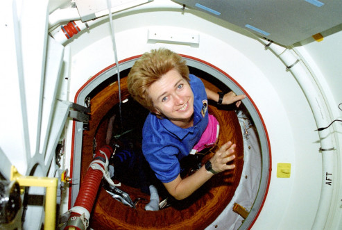 Елена Кондакова влетает в станцию «Мир» после стыковки к нему шаттла «Атлантис». 17 мая 1997 года