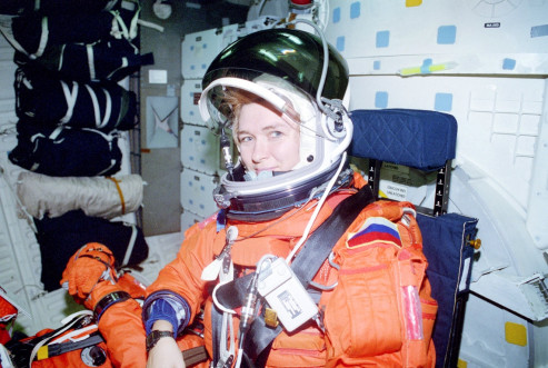 Космонавт, специалист полета STS-84 Елена Кондакова готовится к посадке шаттла на Землю. Май 1997 года
