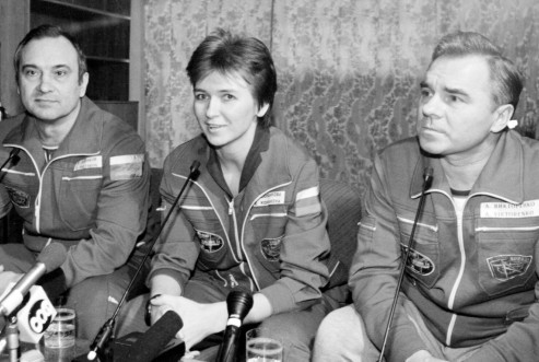 Послеполетная пресс-конференция на Земле. Слева от Елены Кондаковой – Валерий Поляков, справа – Александр Викторенко. Март 1995 года
