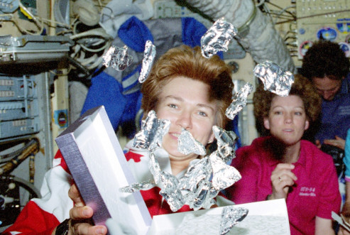 Елена Кондакова во время своего второго космического полета привезла на борт станции «Мир» шоколадные конфеты в форме шаттлов. 17 мая 1997 года