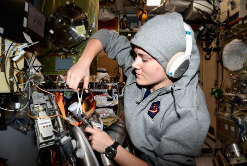 Анна занимается обслуживанием бортовой аппаратуры станции и… слушает музыку. 30 января 2023 года