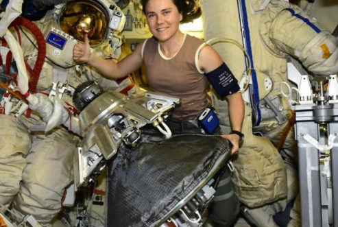 Рабочий момент полета Анны Кикиной на борту МКС. Ноябрь 2022 года