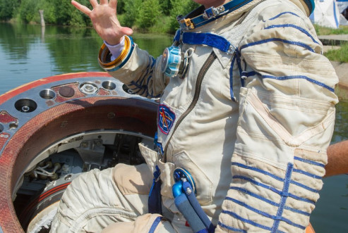 Анна Кикина перед тренировками покидания космического спускаемого аппарата в случае посадки на воду. Июнь 2021 года