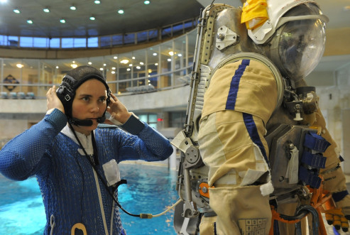Тренировки выхода в открытый космос в гидробассейне Центра подготовки космонавтов. Декабрь 2013 года
