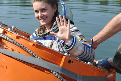 Анна Кикина перед тренировками покидания космического спускаемого аппарата в случае посадки на воду. Июль 2013 года