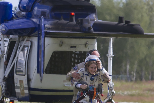 Анна после тренировок по эвакуации космонавта с места посадки на вертолете. Июль 2014 года