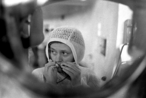 Светлана Савицкая перед тренировками в гидробассейне по выходу в открытый космос. Звездный городок, 1984 год