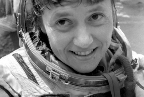 Светлана Савицкая во время тренировок по посадке космического корабля на море. 1982 год