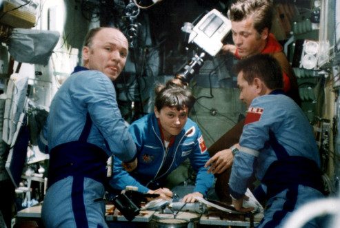 На борту орбитальной станции «Салют-7» – Валентин Лебедев, Светлана Савицкая, Анатолий Березовой и Александр Серебров. Август 1982 года