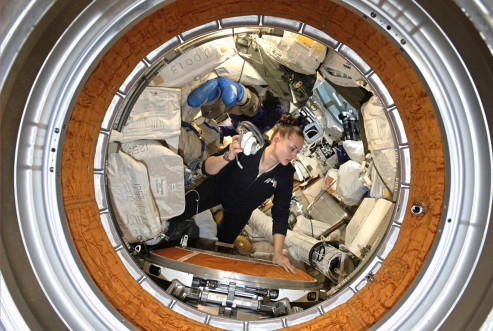 Елена Серова за работой на Международной космической станции. Декабрь 2014 года