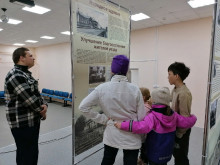 Посетители на передвижной выставке в Гулинском клубе